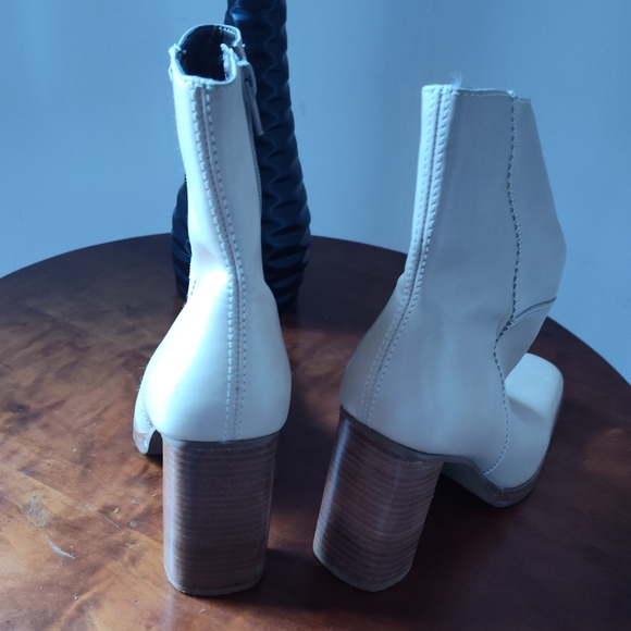 Candie's Y2K beige zip-up stacked heel ankle boots in cream - Picture 2 of 8